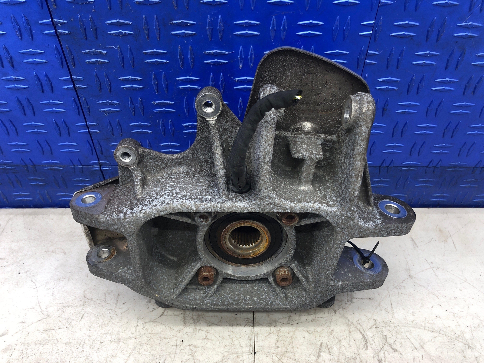 2006-2018 ASTON MARTIN VANTAGE V8 REAR RIGHT SPINDLE KNUCKLE WHEEL BEARING HUB