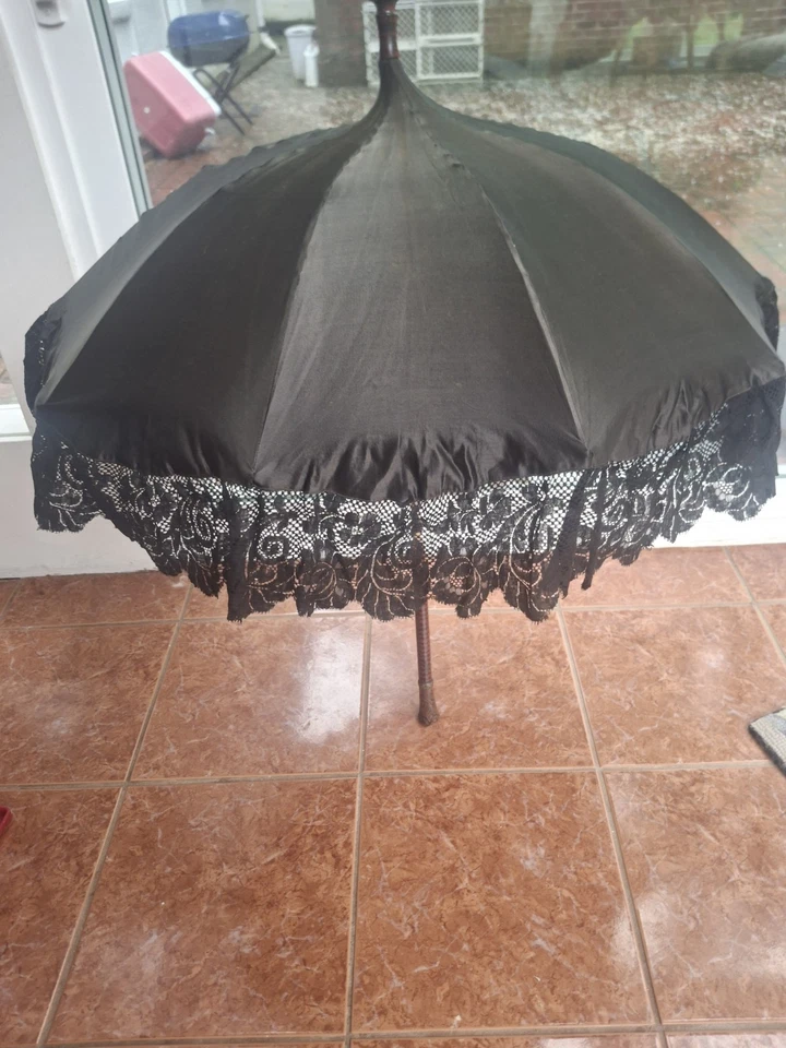 Старинный черный желтовато-коричневый шелковый кружевной зонтик зонтик резная деревянная ручка/финиал как есть - Изображение 3 из 4