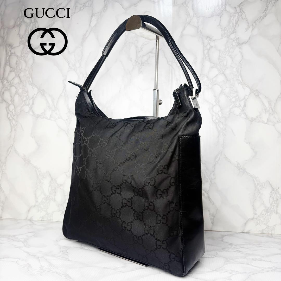 GUCCI One Shoulder Bag in Black with Gold Hardware PGBDNX