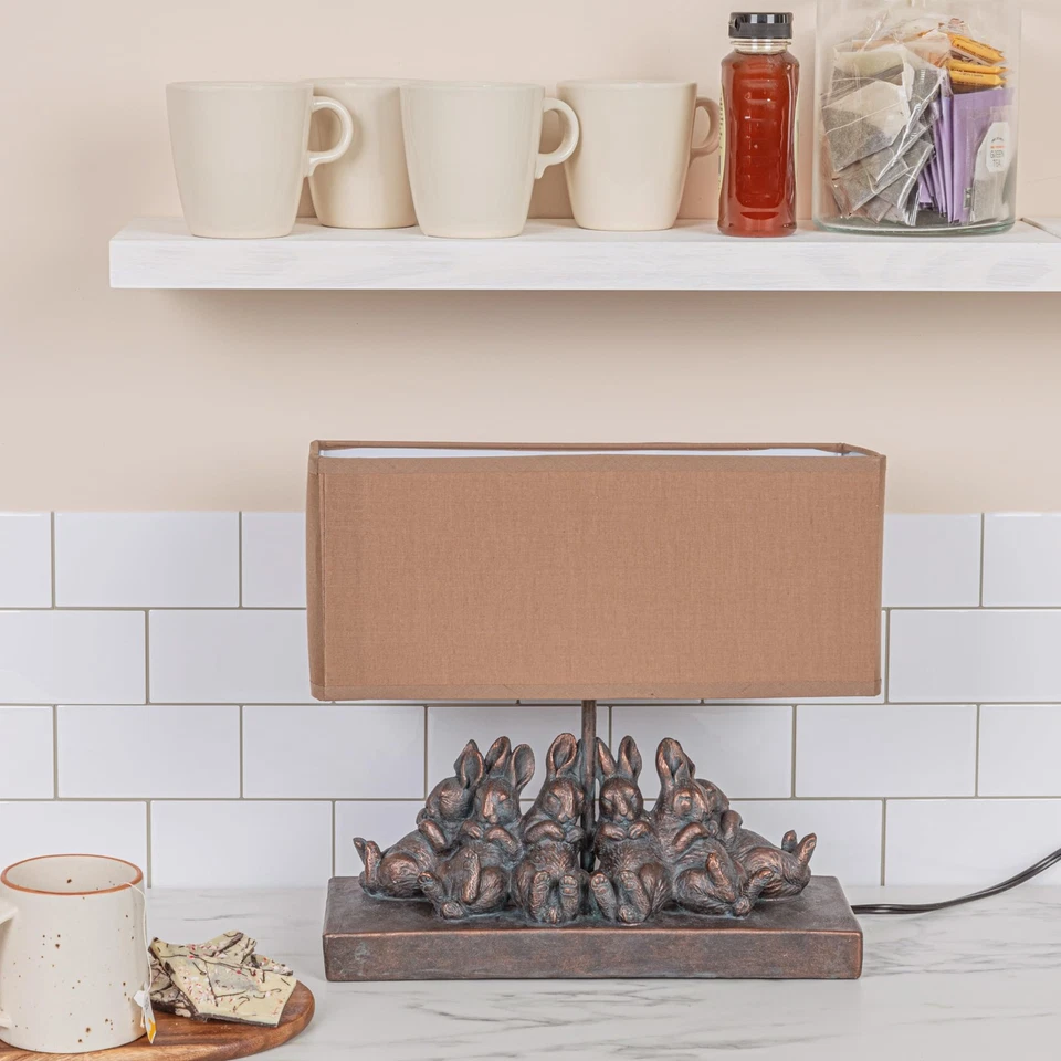Lámpara de mesa de conejo de resina con pantalla rectangular de lino, acabado bronce Foto 2 de 4