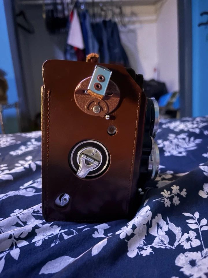 Rolleiflex 2.8E, tiene película dentro Foto 2 de 4