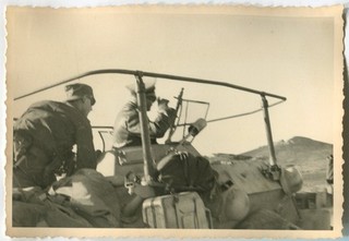 FOTO ARCHIVIO SECONDA GUERRA MONDIALE: WEHRMACHT AFRIKAKORPS UFFICIALE SCOUTING IN VEICOLO BLINDATO