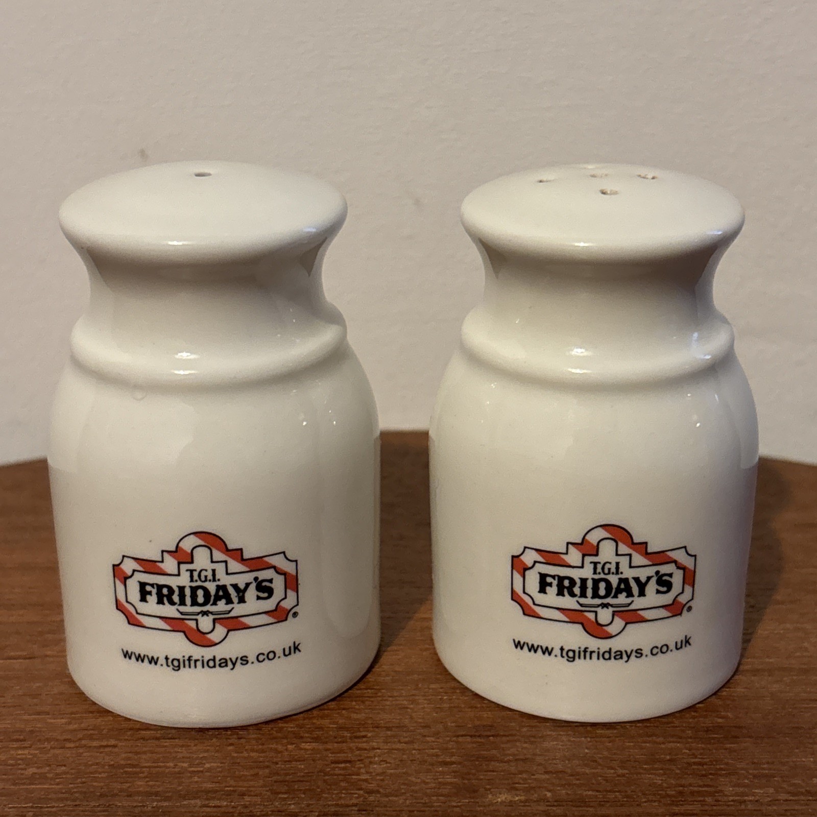 TGI Friday’s Paar Salz und Pfefferstreuer Porzellan Set Restaurant Gewürze