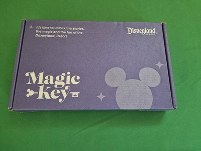 Disneyland Magic Key Welcome Box 2021 Collectors Pin Magnet Map Lanyard New