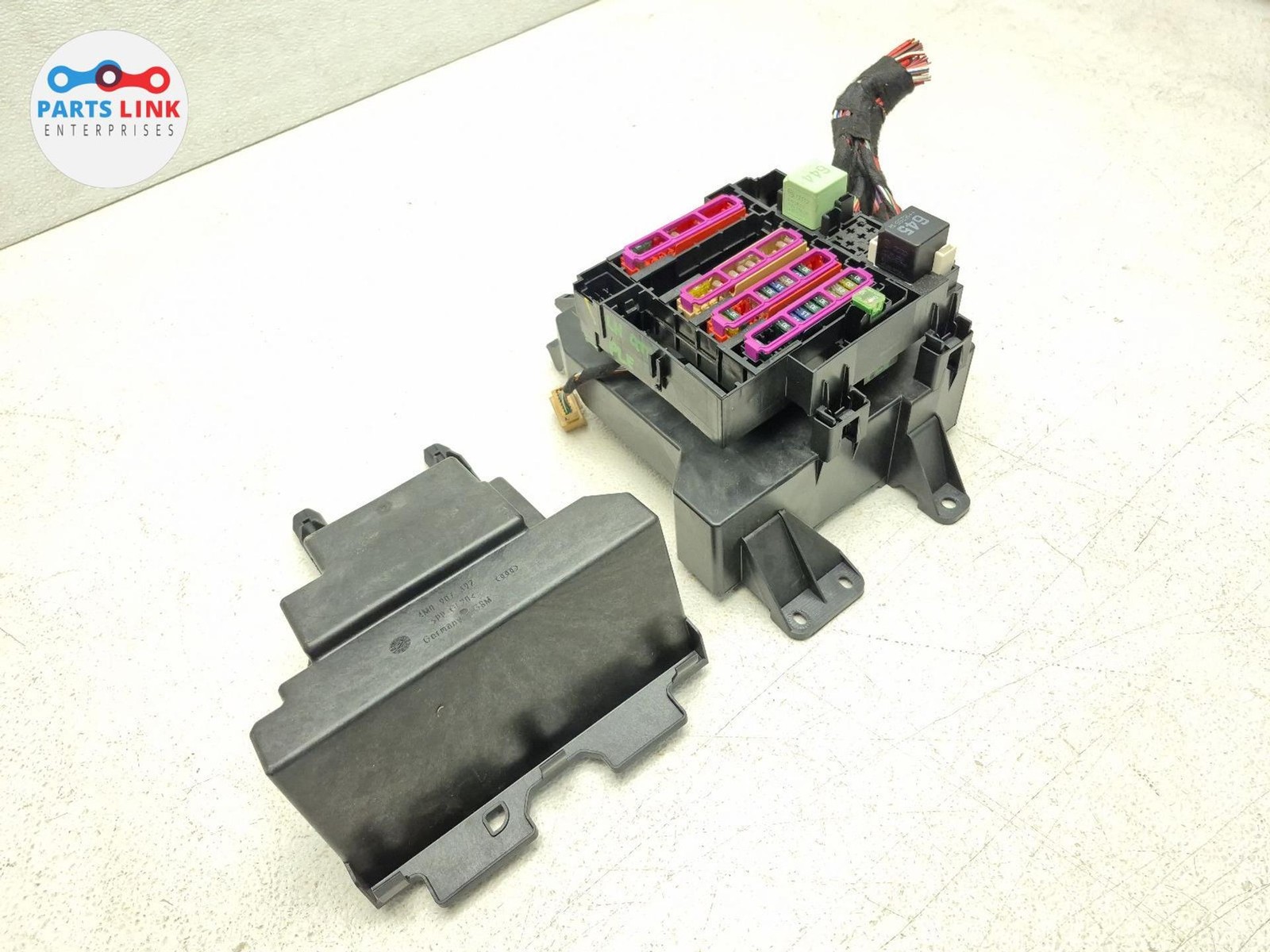 2016-20 BENTLEY BENTAYGA REAR LEFT FUSEBOX POWER RELAY FUSE BOX PLUGS ASSY 636