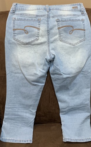 JUSTICE CAPRI SIZE 12 PLUS FADED STRETCH DENIM LACE SCCENTS SUPER CUTE!! - Picture 3 of 3