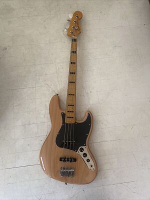 squire classic vibe 70's jazz bass With Flat Wounds