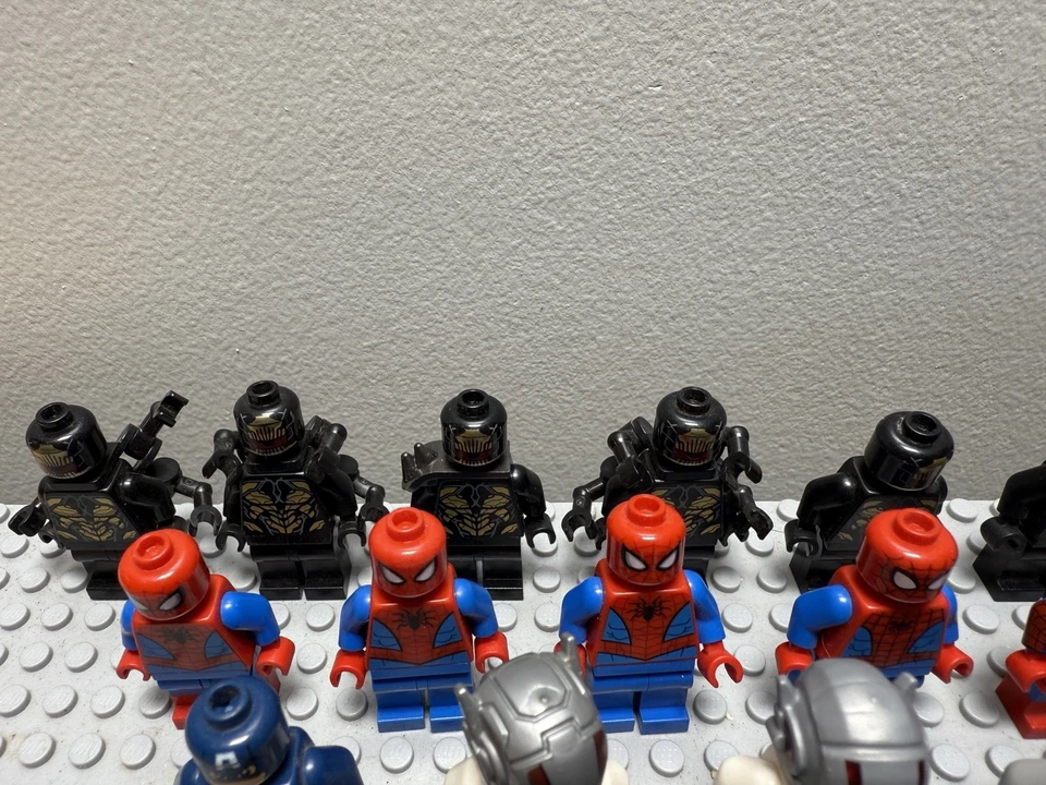 Lote de 37 minifiguras e motocicleta Lego Marvel  - Imagem 3 de 4