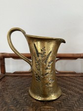 Messingkrug in Handarbeit mit floraler Pr&auml;gung.