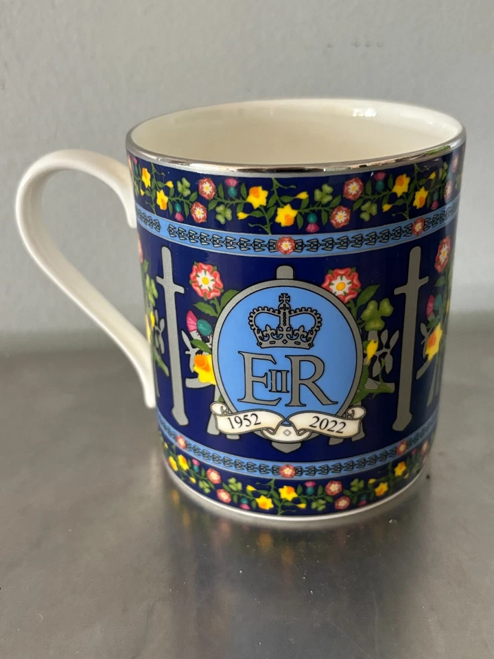 Taza de té de café Queen Elizabeth II Platinum Jubilee Halcyon Days Flores del Reino Foto 2 de 4