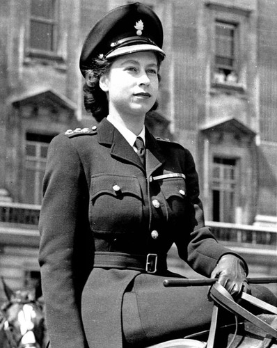 Queen Elizabeth II 1926-2022 - Dressed in her WWII Uniform ~ Nice 8 X 10 - Bild 1 von 4