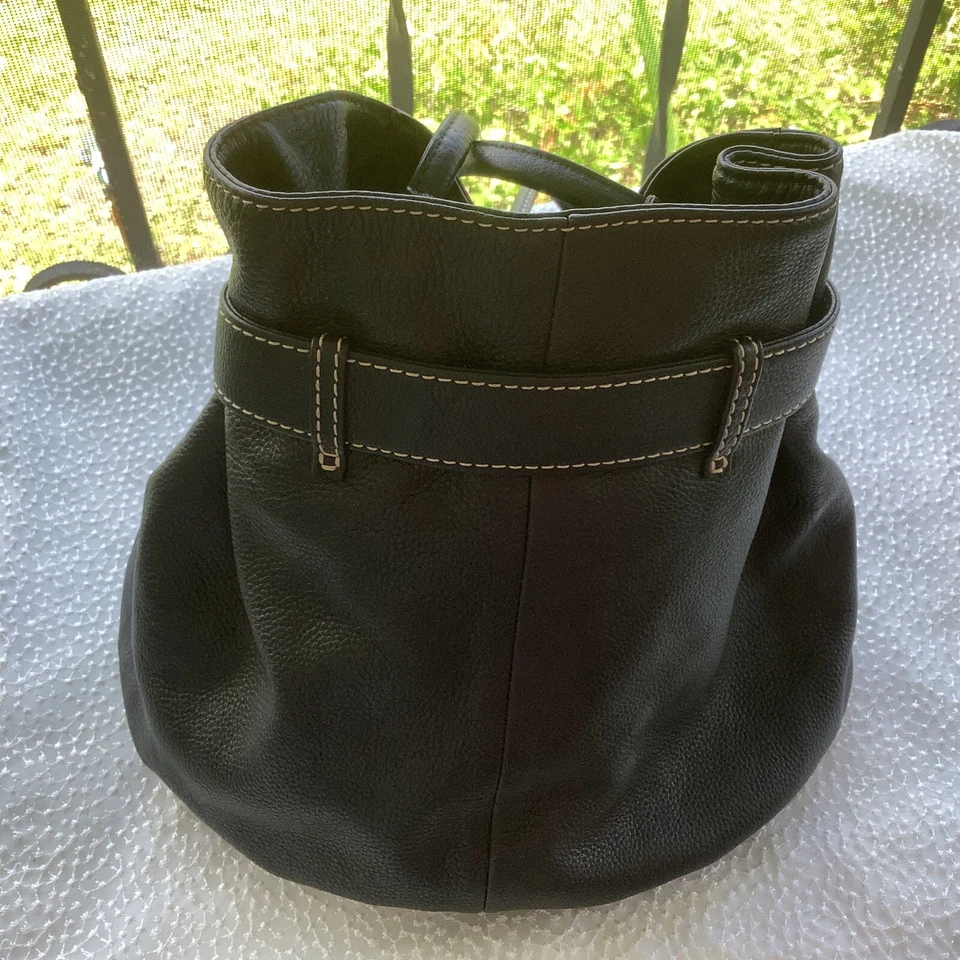 Bolso de hombro Fossil de cuero negro con cordón Foto 4 de 4