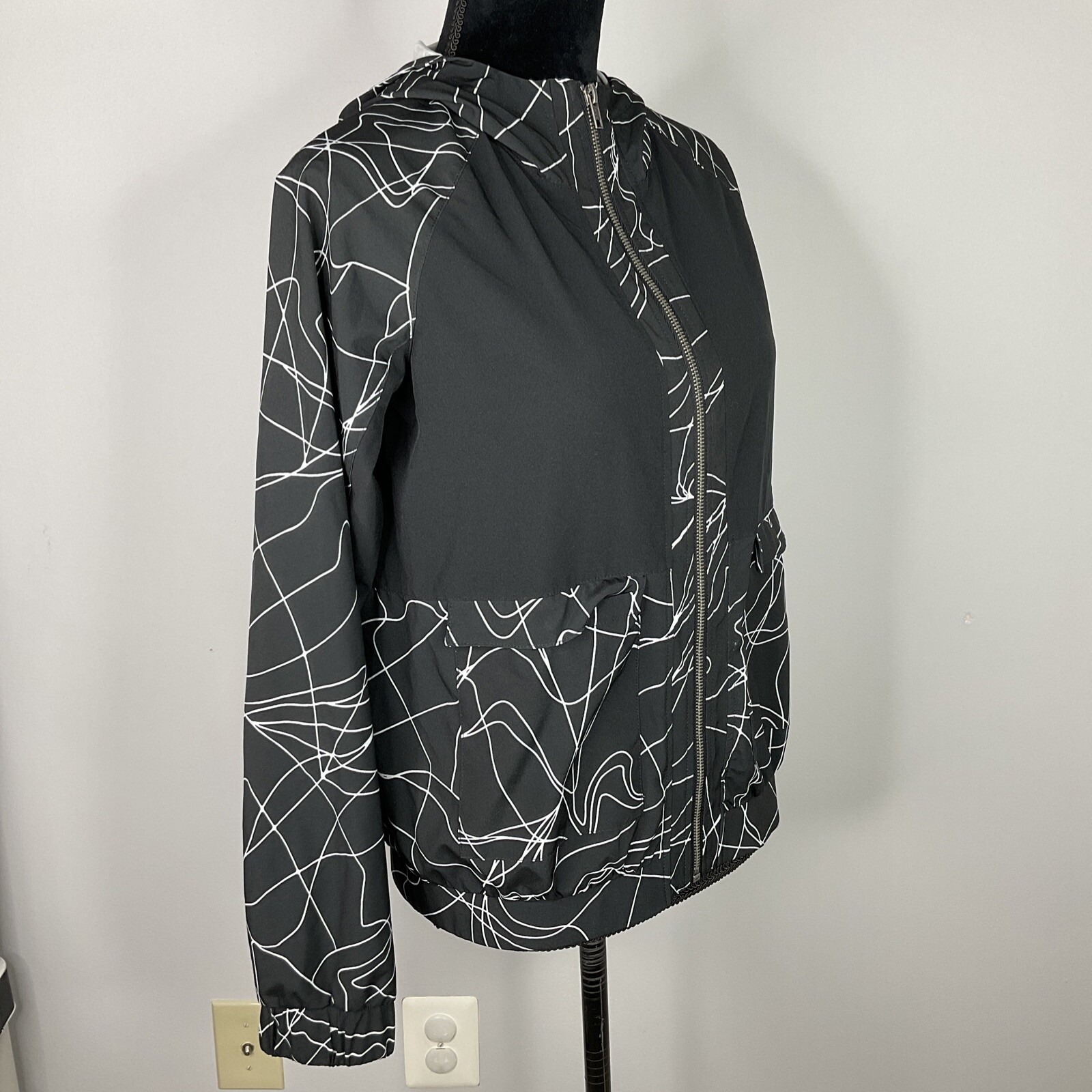 Fabletics Jacket Jiae  Full Zip Black  Lightweigh… - image 4