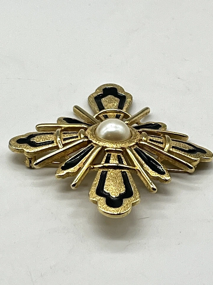 "Broche cruz maltesa vintage Monet dorado 3,5"" esmalte y perla sintética" Foto 4 de 4