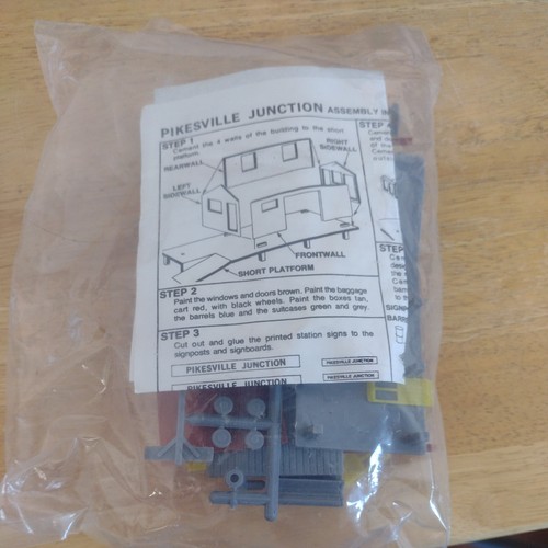 NUEVO Kit de construcción Life Like HO escala Pikesville Junction #510347 (HO95330) | Zustand: New