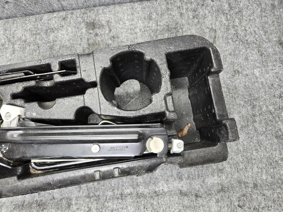 Soporte para accesorios de neumáticos de repuesto Jack Mercedes W218 W212 E63 Cls63 OEM Foto 3 de 4