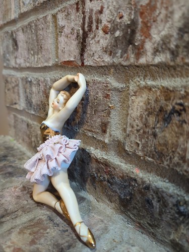 Vintage Fine China NOVCrest Japan P-323 Beautiful Ballerina Wall Plaque - Picture 3 of 12