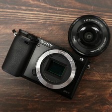 Sony a6000 ILCE-6000 con obiettivo E PZ 16-50mm Shuttercount 913 [quasi nuovo...