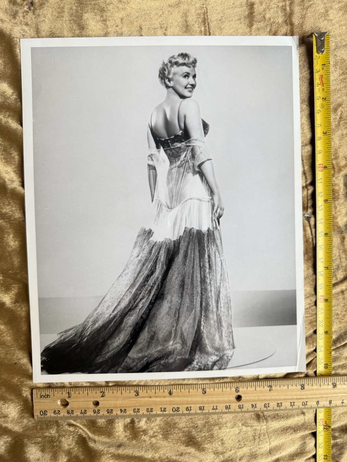 💋 Vintage 10x8 B&W BETTY GRABLE 🇺🇸 WWII “Million-Dollar Legs” Iconic Pin-Up