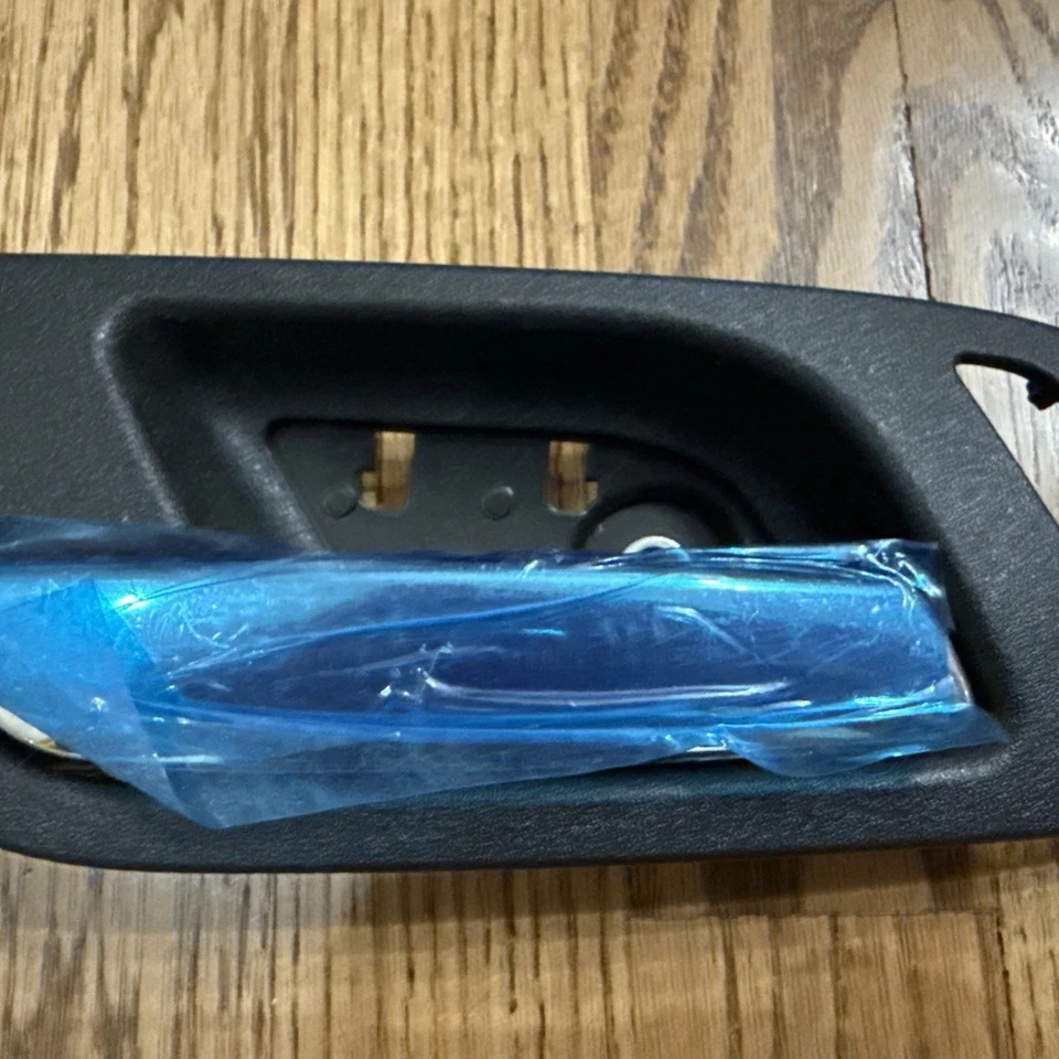 Novo fabricante de equipamento original 2008-2014 GM 2008-2014 Chevrolet interior maçaneta da porta lateral do motorista 22855627 - Imagem 3 de 4