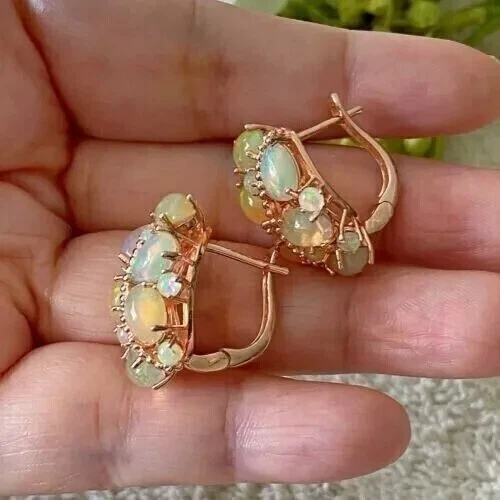 Pendientes de aro Huggie con flor de ópalo de fuego natural ovalados de 2,50 quilates enchapados en oro amarillo de 14 quilates Foto 4 de 4