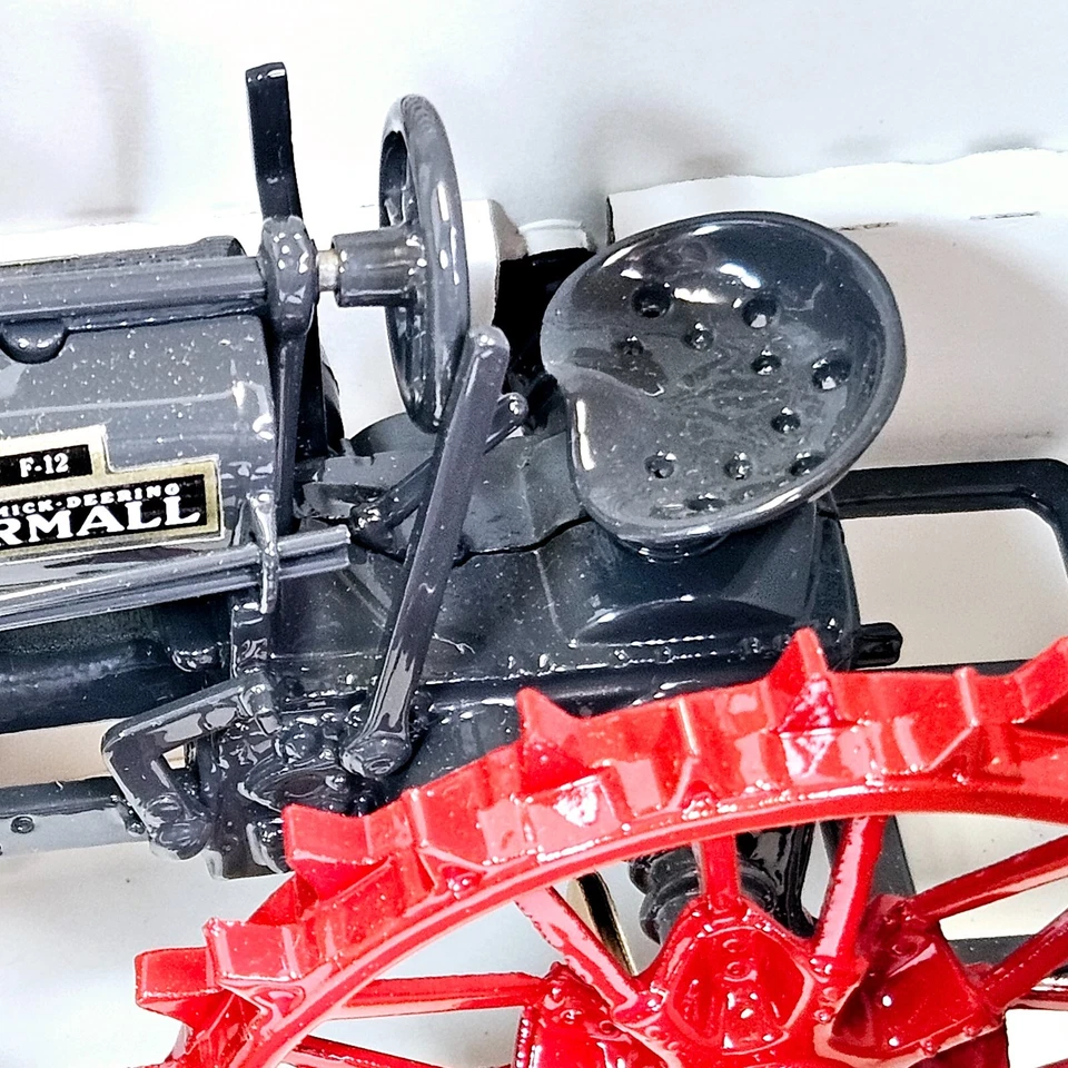 Tractor Farmall F-12 McCormick Deering Die Cast Metal Rojo Hecho en EE. UU. Modelo a Escala Foto 3 de 4