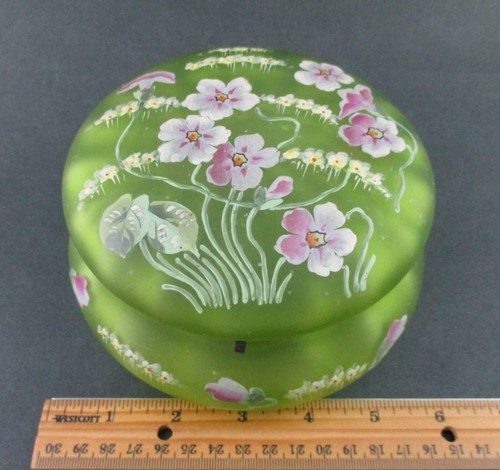Antique DRESSER BOX - Lime GREEN art glass hp Enamel LAVENDER Flowers - BOHEMIAN - Picture 12 of 12