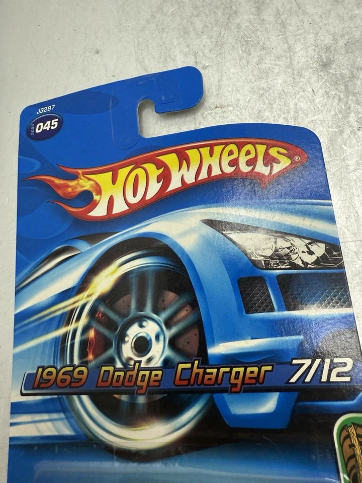 Dodge Charger 2006 Treasure Hunt 1969 Hot Wheels Foto 2 de 4