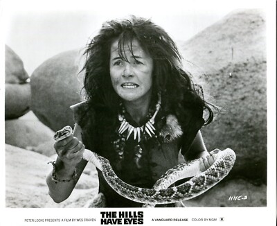 THE HILLS HAVE EYES : 1 Original-US-Pressefoto(20x25cm) WES CRAVEN (REGIE) -3-