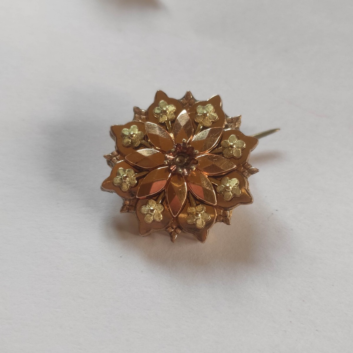 bague argent massif, fleurs d'améthystes contour zirconiums