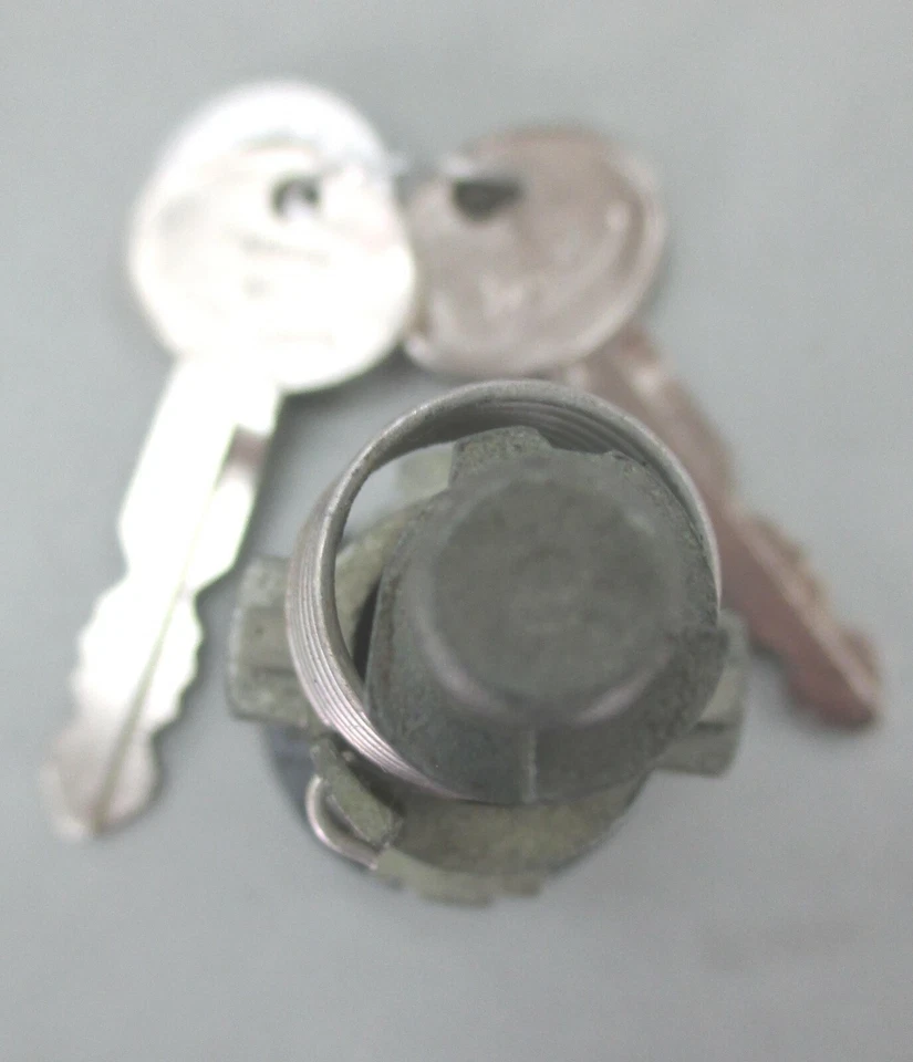 Cilindro de maletero Ford Lincoln Mercury S/W 1981 + Up Escort Fairmont Zephyr Foto 2 de 4