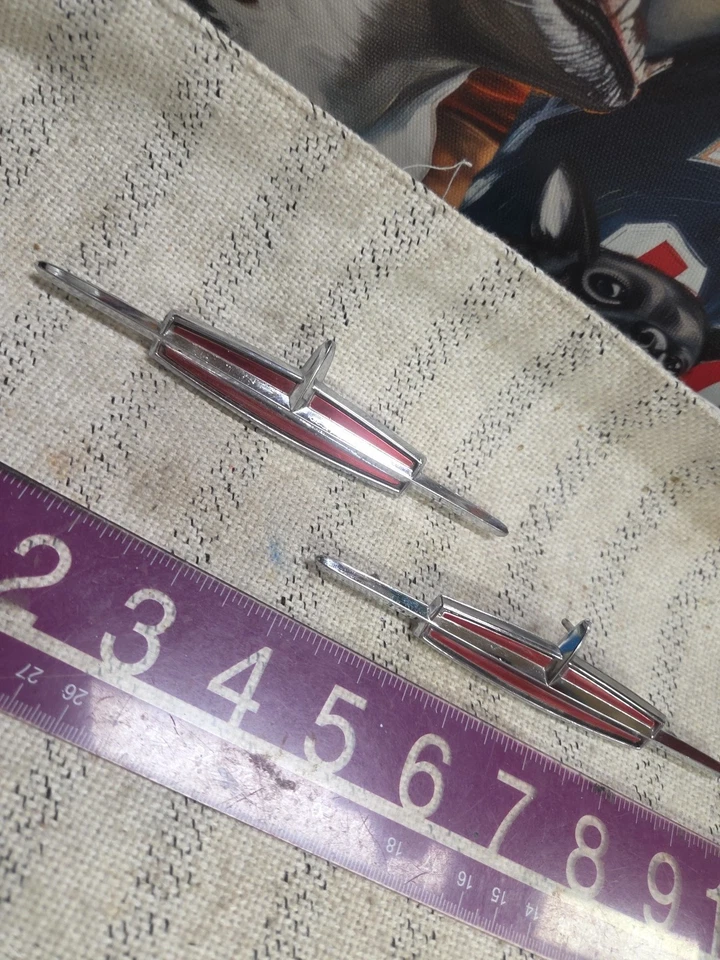 1962 Oldsmobile 98 porta painel emblema par excelente - Imagem 2 de 4