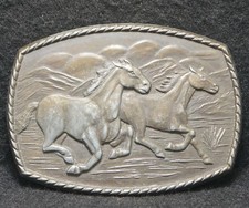 WK21114 VINTAGE 1970s  TWO HORSES RUNNING  WESTERN ANIMAL ARTWORK BELT BUCKLE