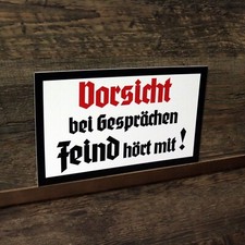 Schild Vorsicht bei Gesprächen Feind hört mit Retro Hinweisschild Warnschild