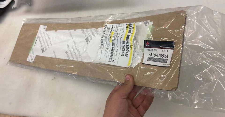 MITSUBISHI OUTLANDER SPORT 2011-2023 CINTA PUERTA TRASERA IZQUIERDA P/N 7410A709XA OEM NUEVO Foto 3 de 4