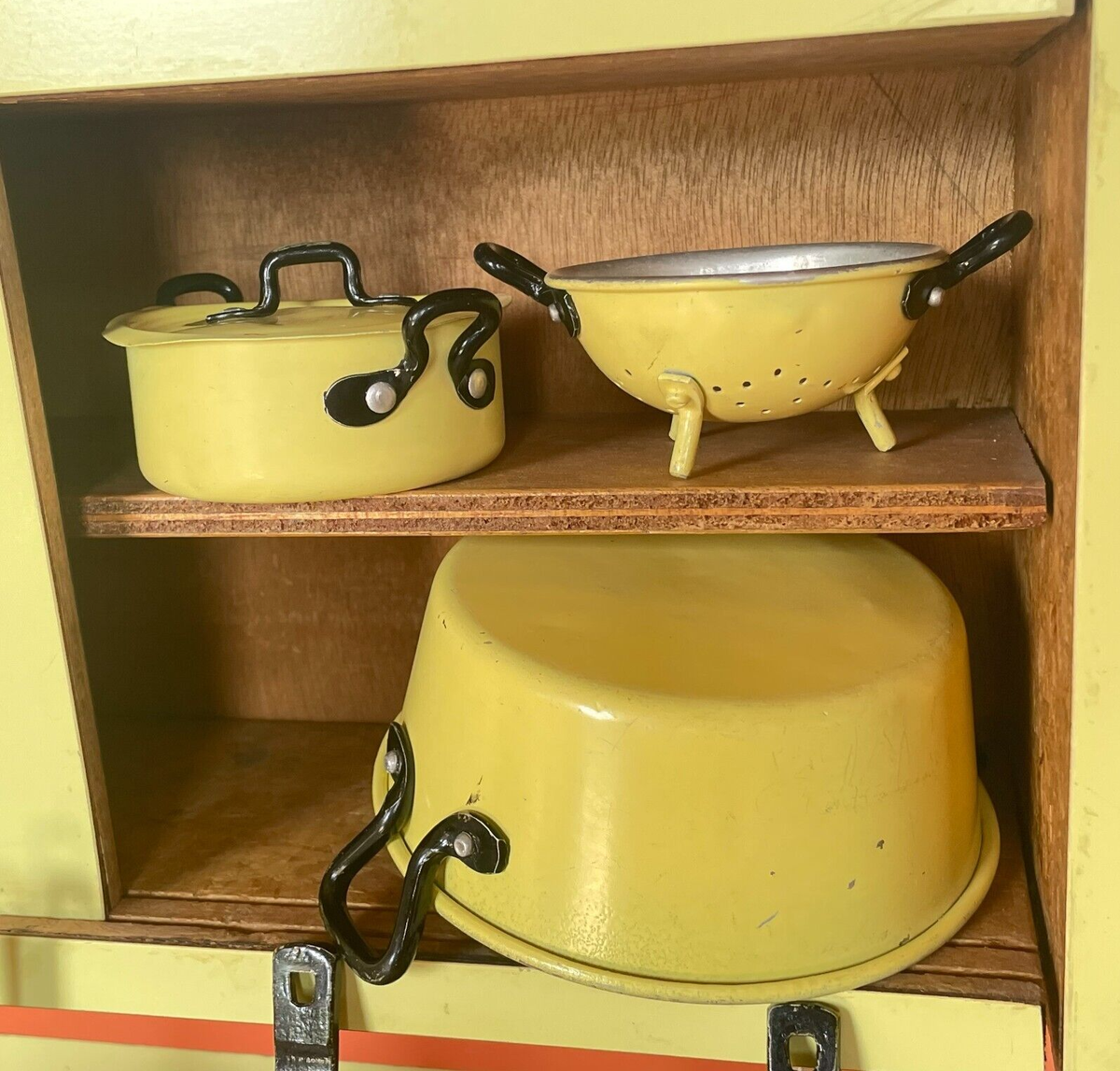 Dinette Vintage – Batterie De Cuisine Miniature Alu émaillé Jaune – 10 Pièces