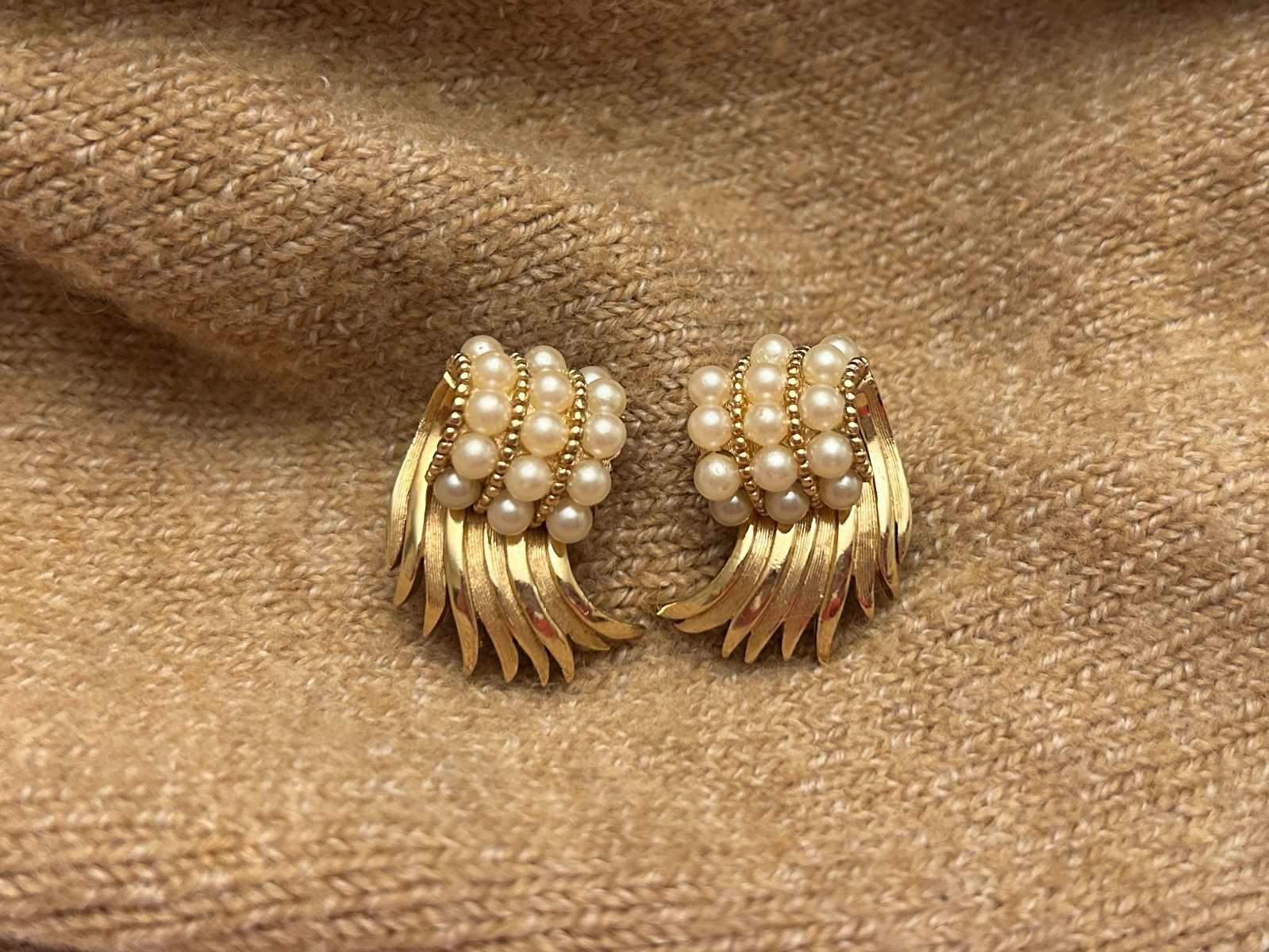 Vintage Crown Trifari Gold Tone Faux Pearl Feather Spray Clip On Earrings
