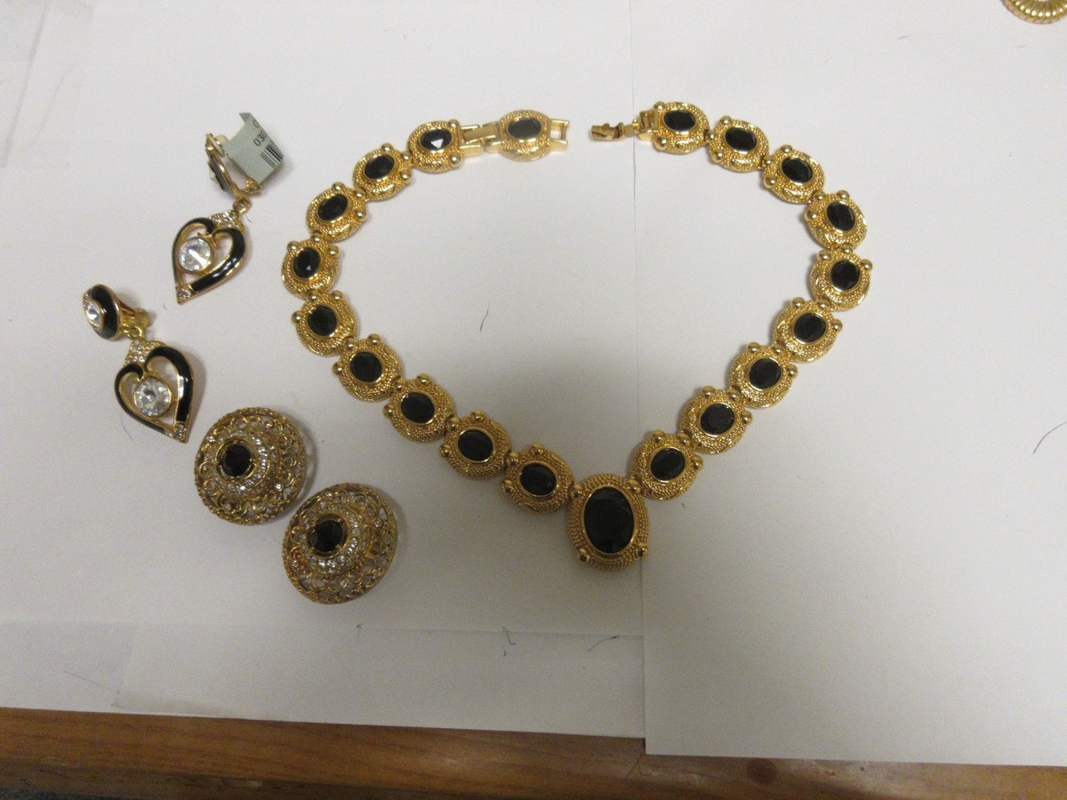 Costume Jewelry ,Vintage Cache Unique Design Necklace Earrings Pair)