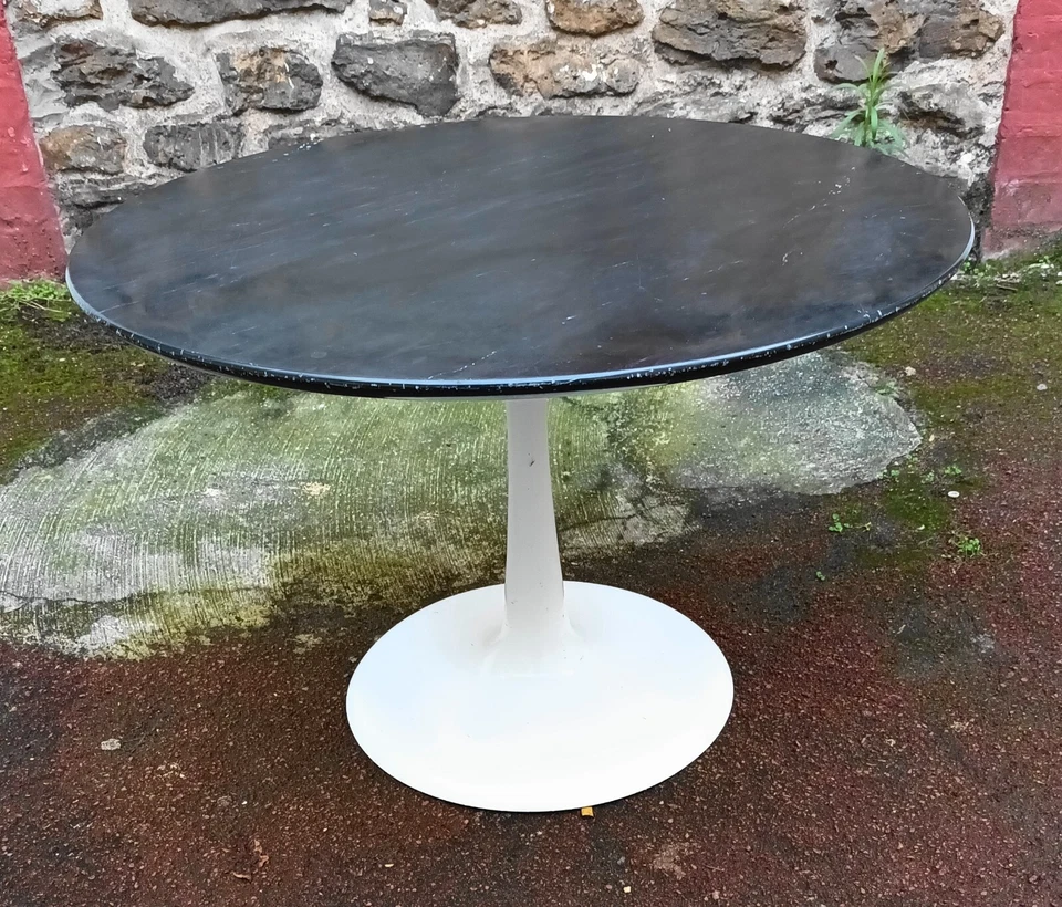 Table basse dessus marbre a pied tulipe des années 70 - Photo 4/4