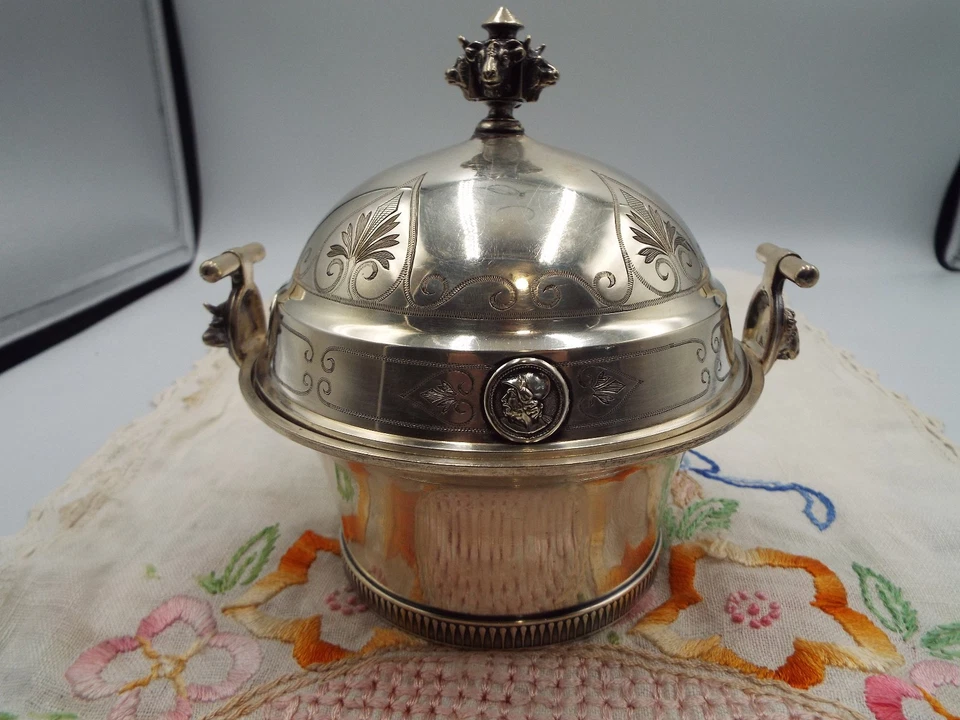 Plato de mantequilla de plata cubierto con figura medallón Gorham de la era victoriana finales del siglo XIX Foto 2 de 4