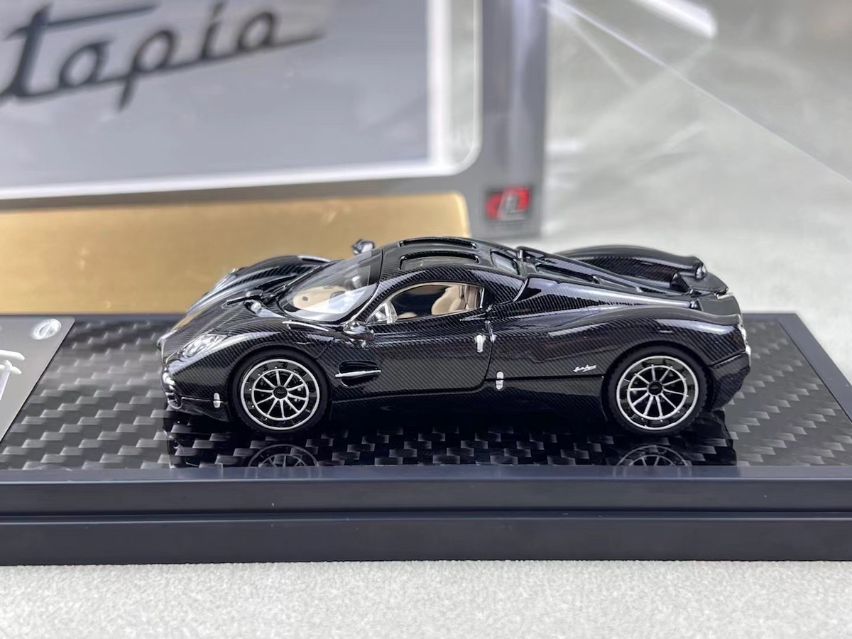 LCD64039-RE 1/64 Pagani Utopia Coupè rosso metallizzato/carbonio LCD64039-RE 1/64 Pagani Utopia Coupè rosso metallizzato/carbonio