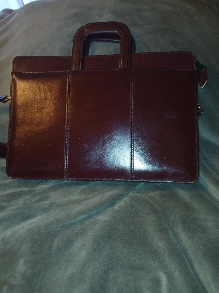 Estuche portafolio de cuero borgoña con asas plegables y correa para el hombro Foto 2 de 4