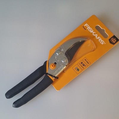 Fiskars All Steel Comfort Grip Pruner 5 in Blade 5/8'' Cut Capacity