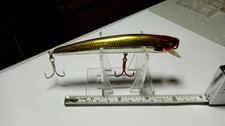 UNK, CRANKBAIT, 4 1/4"BODY, GOLD/SILVER/RED==EXC=NO SIGN OF USAGE, NO MARKINGS