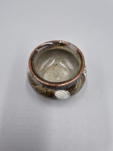 A Miniature Studio Pottery Bowl, Shell Pattern, VGC, Marked to base. - Picture 4 of 8