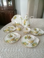 ROYAL ALBERT BONE CHINA - SET SNACK/CAFFÈ ROSA TÈ GIALLO 13 PEZZI - INGHILTERRA 
