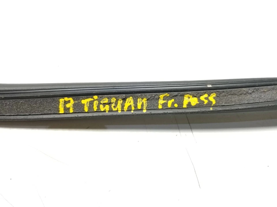 09 11 12 13 14 15 16 17 VW TIGUAN FRONT RIGHT PASS DOOR WEATHERSTRIP SEAL OEM - Image 3 of 4