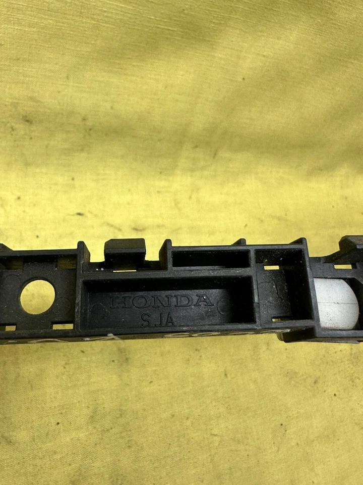 05-08 Acura RL Soporte de parachoques trasero Espaciador *Conductor* Soporte de plástico izquierdo 06 07 Foto 4 de 4