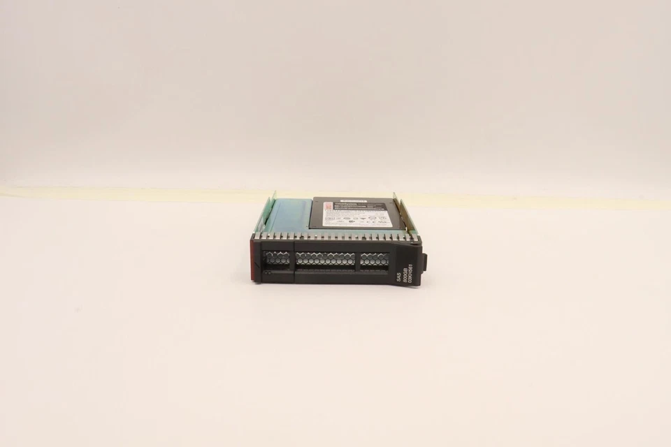 Lenovo ThinkSystem 4XB7A83219 SAS 800GB SSD 03KH561 12Gb/s 2.5" in 3.5" Tray - Image 3 of 3