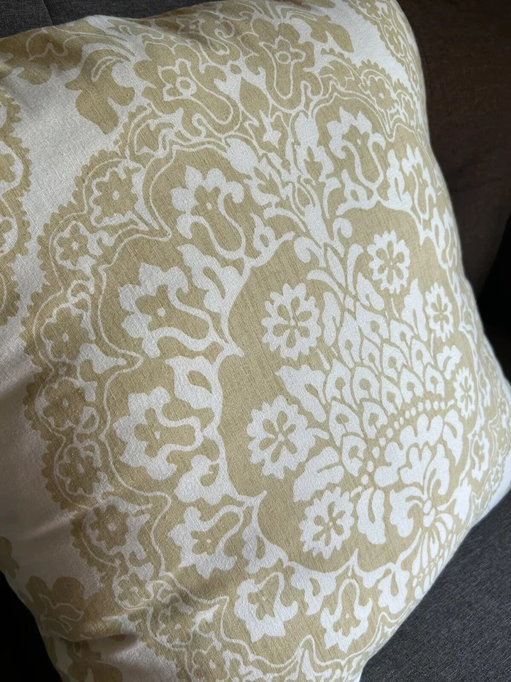 Capa de travesseiro Pottery Barn Lucianna medalhão ouro amarelo floral com inserção 24"" - Imagem 2 de 4